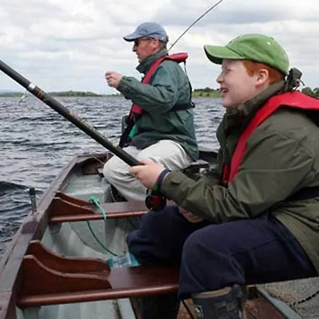 Alojamento de Acomodação e Pequeno-almoço Lakeland Midsummer Lakehouse Oughterard